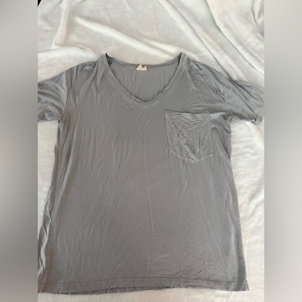 Kyte Living Men’s Relaxed Fit V-Neck Bamboo Rayon Grey Pocket Shirt Small